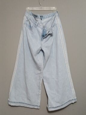 Light Wash Wide-Leg Women’s Jeans with Lace Trim